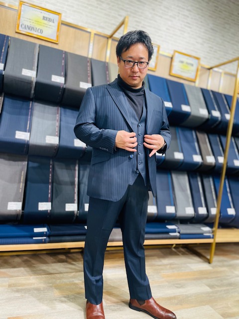 イタリアブランド【REDA】で仕立てる上品なネイビースーツ-札幌駅前通