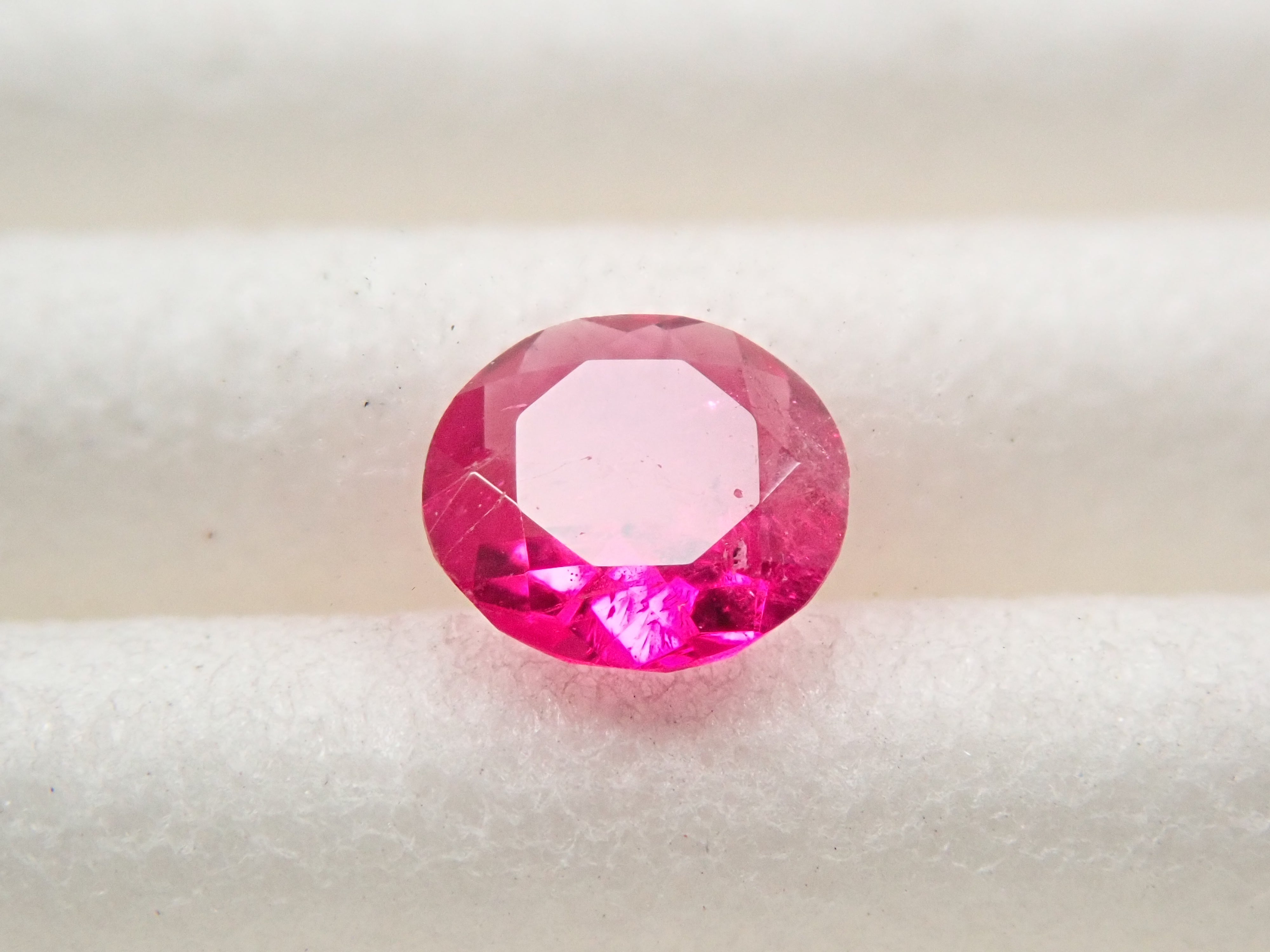 アメリカ産レッドベリル 4mm/0.160ctルース 宝貴付