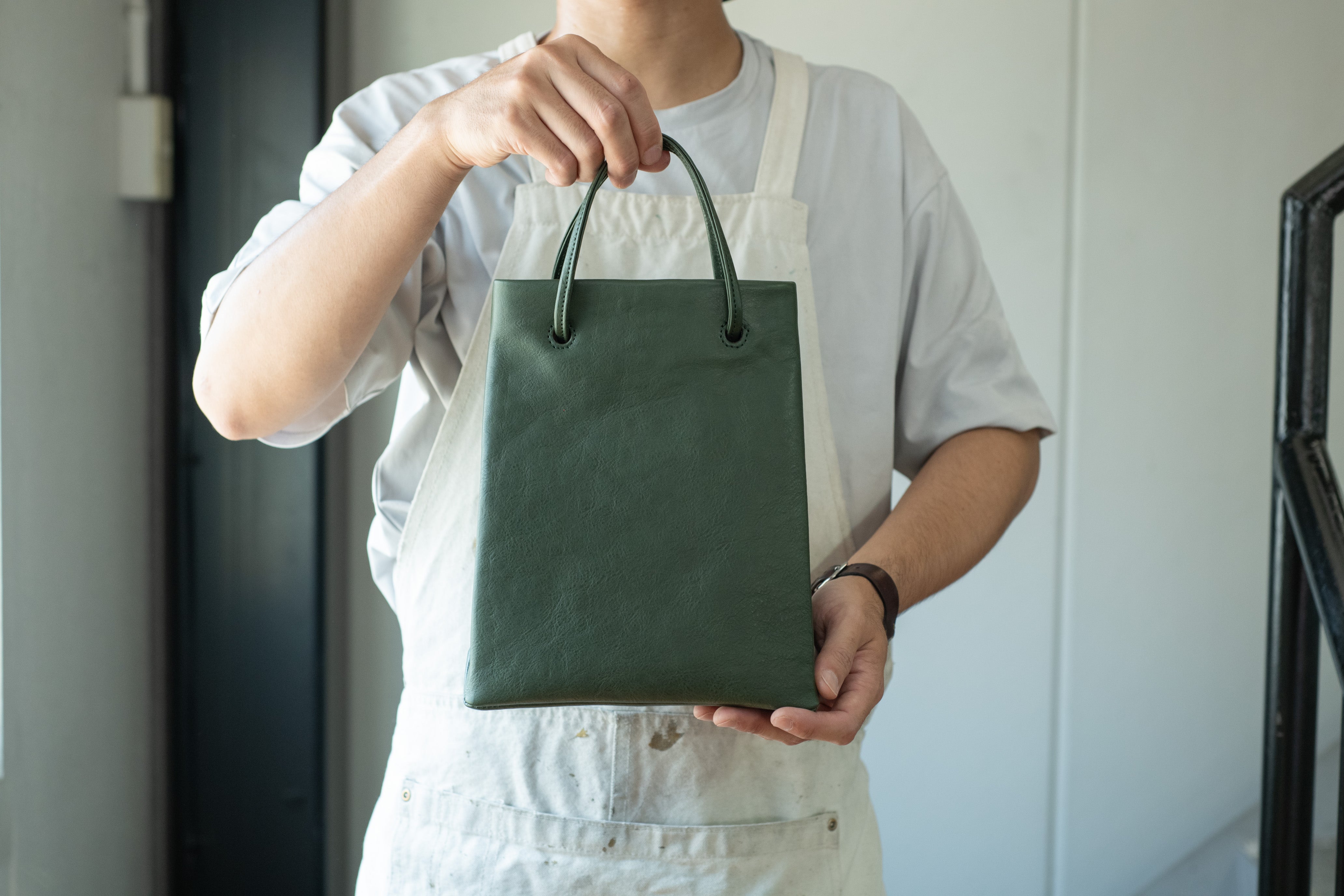 職人がデザインと機能性を追求！ 職人が本気で作る紙袋風「大人革袋 小