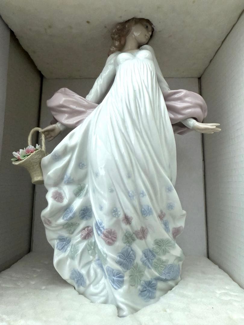 猫*！様 半額以下 完品 Spring splendor LLADRO リヤドロ Spring Splendor Woman Figurine | Lladró® USA
