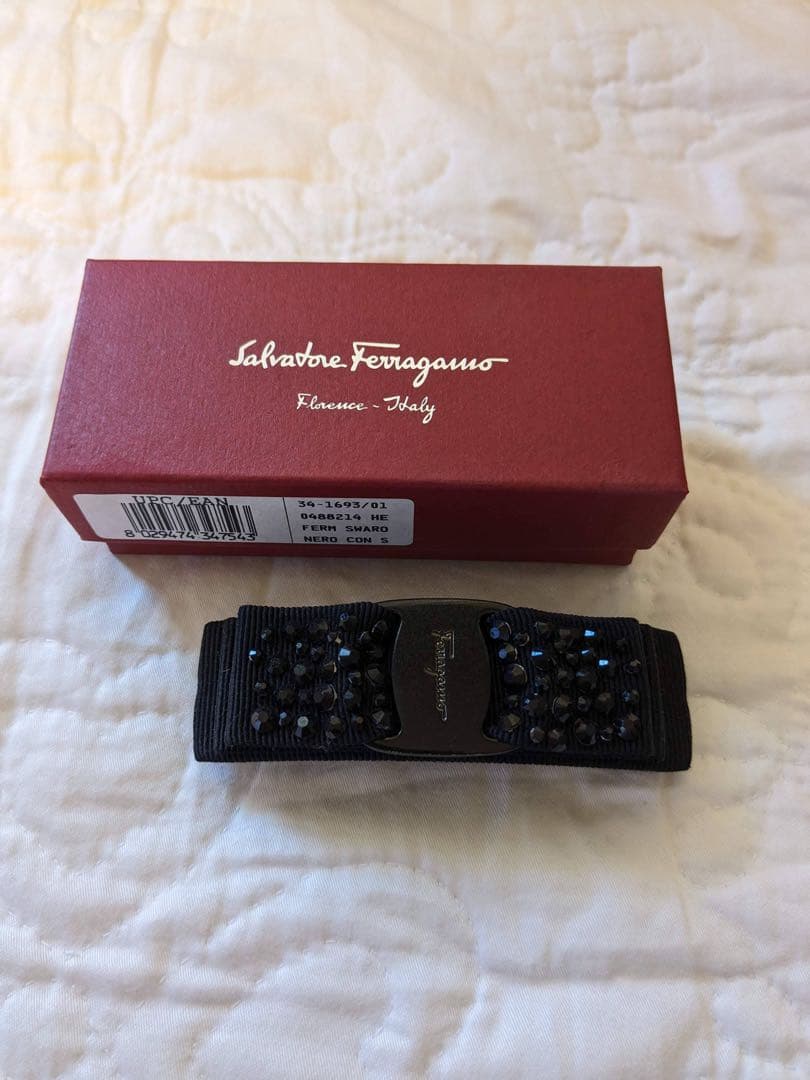 Ferragamo フェラガモ　スワロフスキーバレッタ 国内直営**FERRAGAMO** フェラガモロゴ入り クリスタルバレッタ