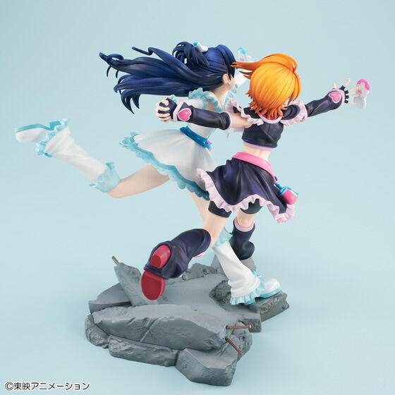 ふたりはプリキュア」キュアブラック＆キュアホワイトが手を繋いで前へ