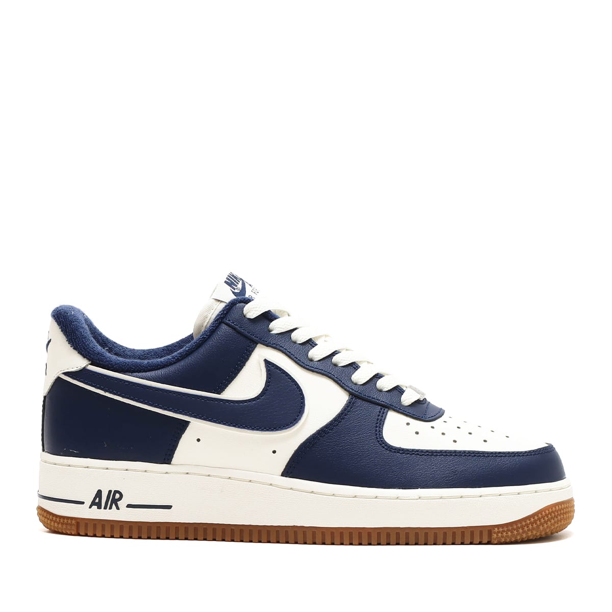 NIKE AIR FORCE 1 '07 LV8 SAIL/MIDNIGHT NAVY-GUM MED BROWN（ナイキ