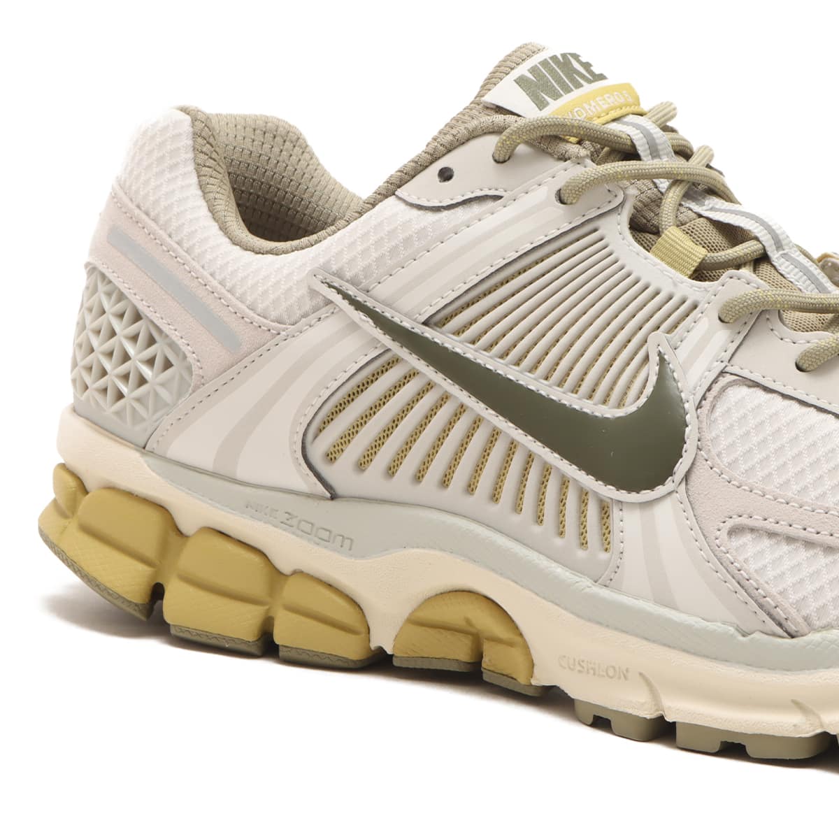 NIKE ZOOM VOMERO 5 LIGHT BONE/MEDIUM OLIVE-NEUTRAL OLIVE（ナイキ