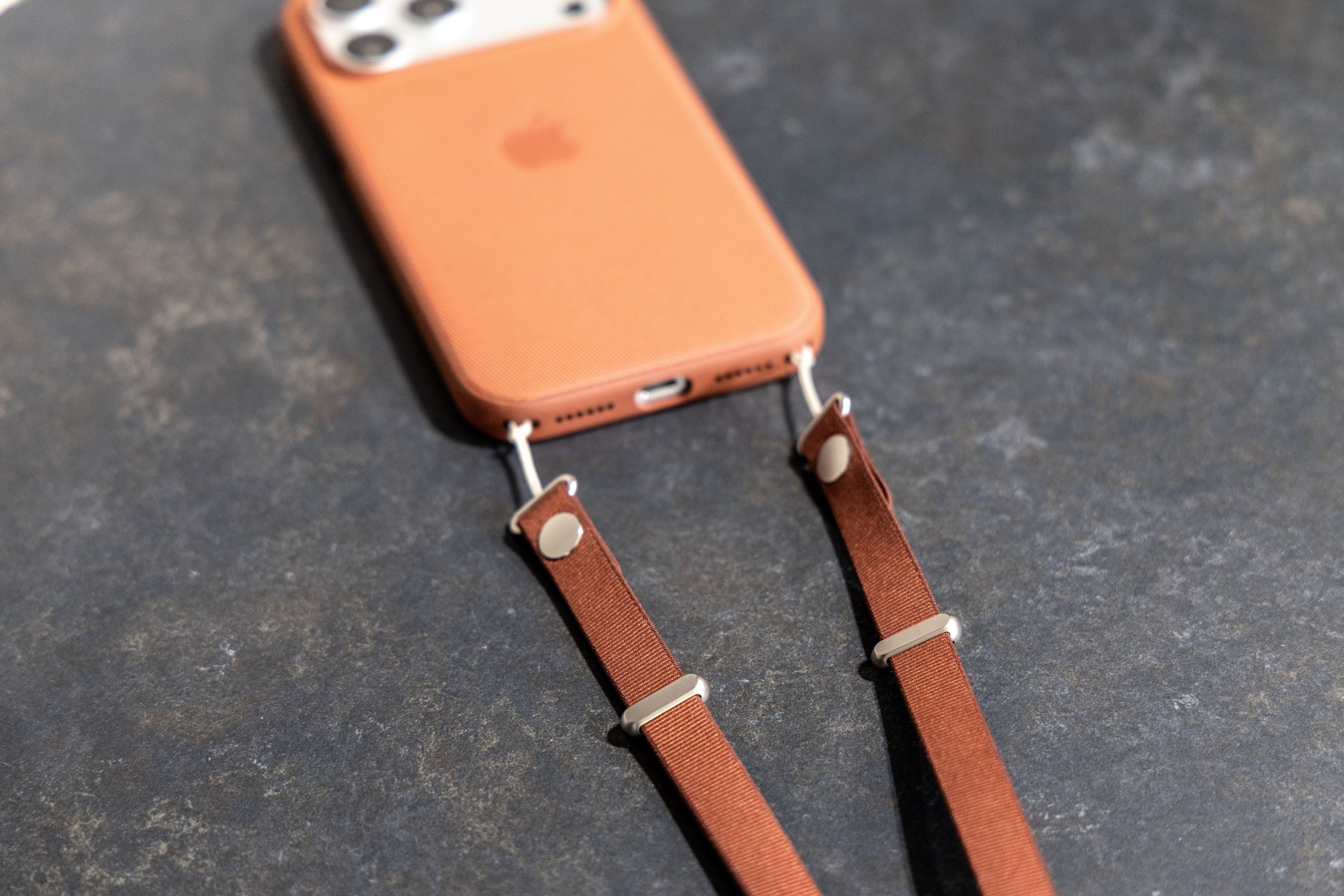 1万円の紐】Appleクロスボディストラップを買ったのでレビュー｜まつりくん