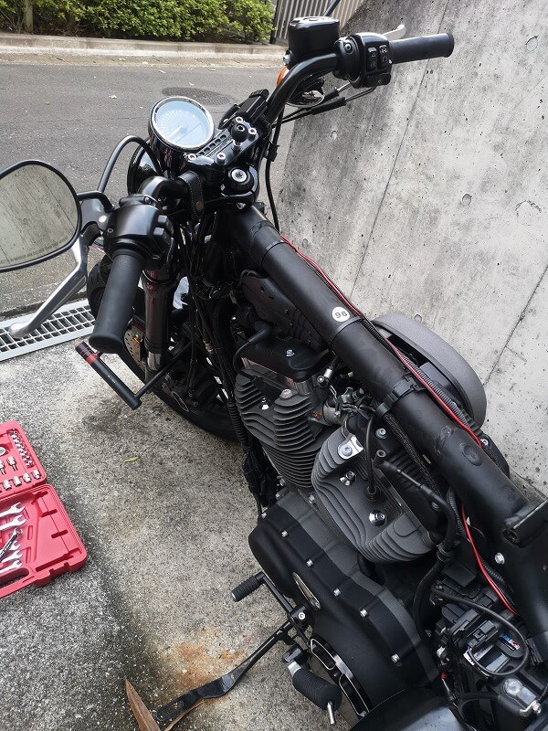 日本一詳しい（？）スポーツスターのタンクの外し方 | バイクライフを