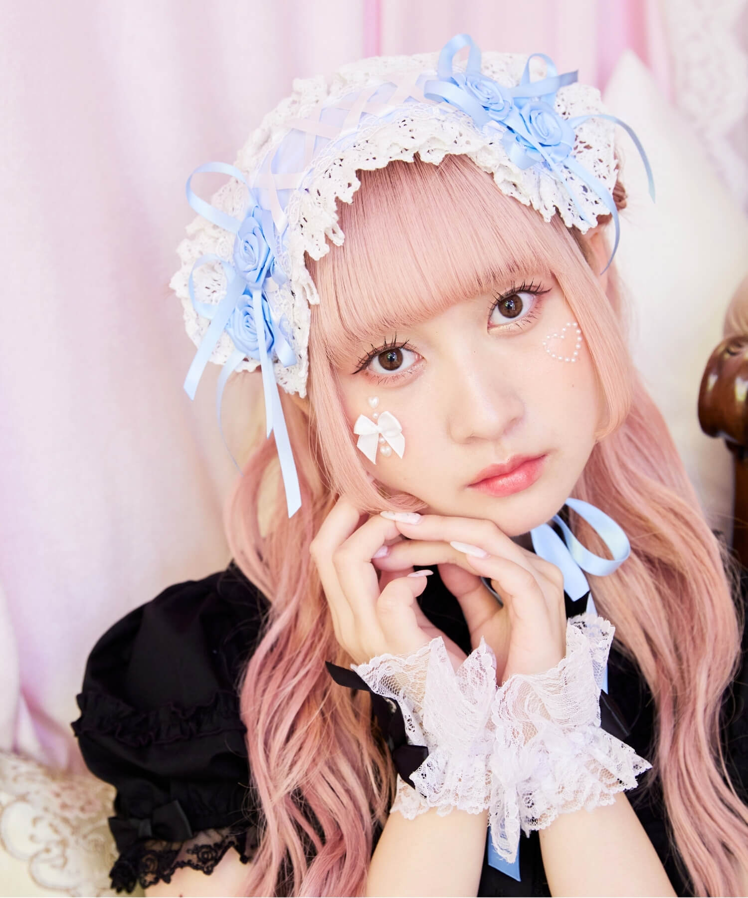 コーデを華やかに彩るヘッドドレス｜多彩なデザインで個性を演出