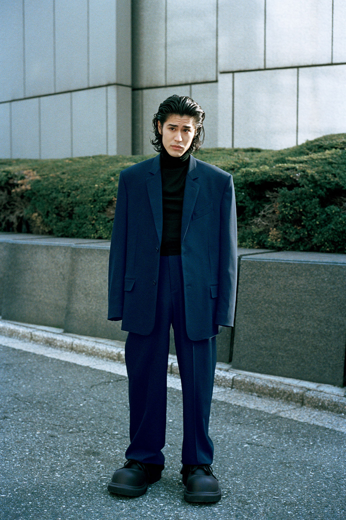 バレンシアガ2023春“Garde-Robe”ラインを、俳優の寛一郎さんが着こなす