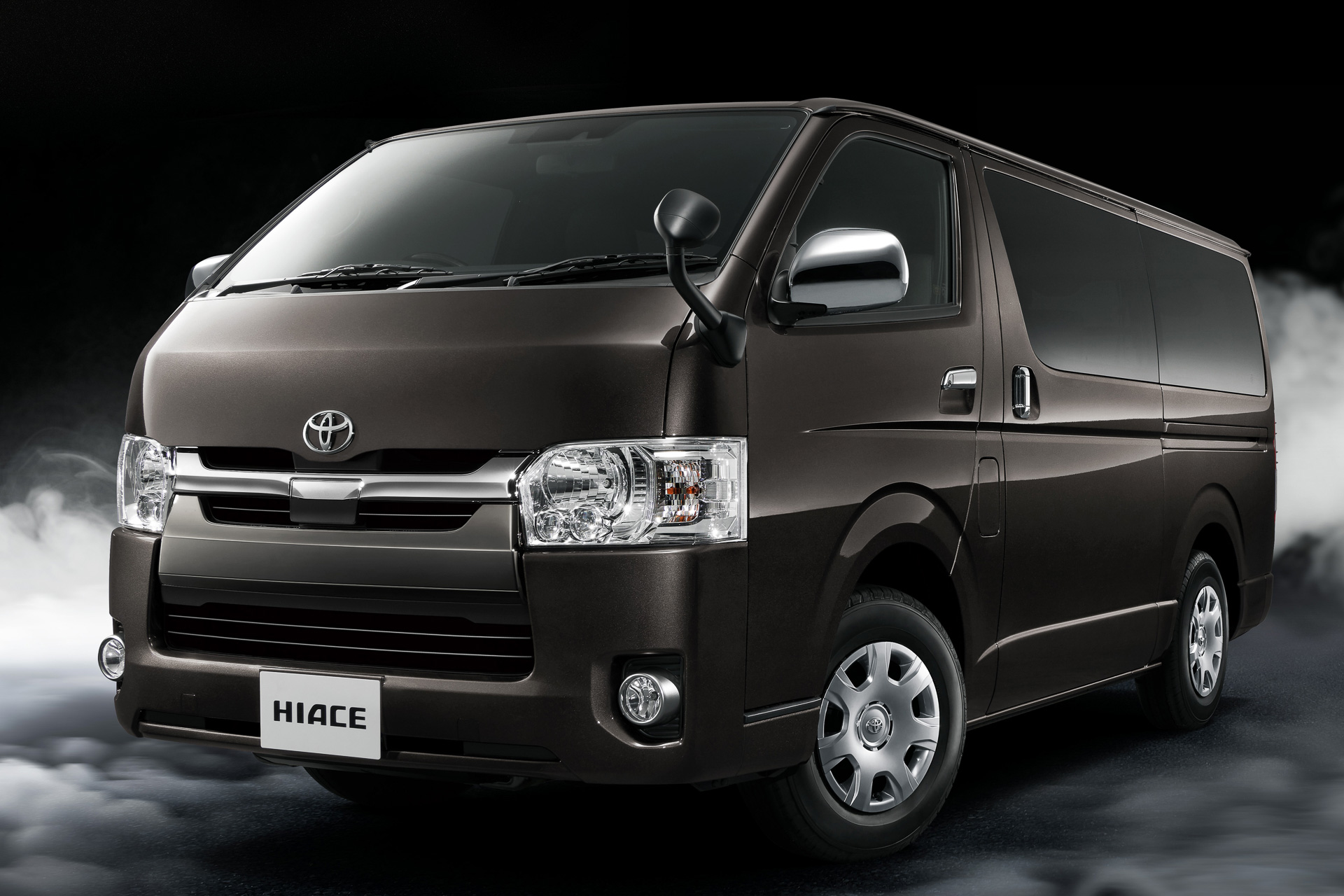 トヨタ、「ハイエース」誕生50周年記念の特別仕様車「スーパーGL“50TH