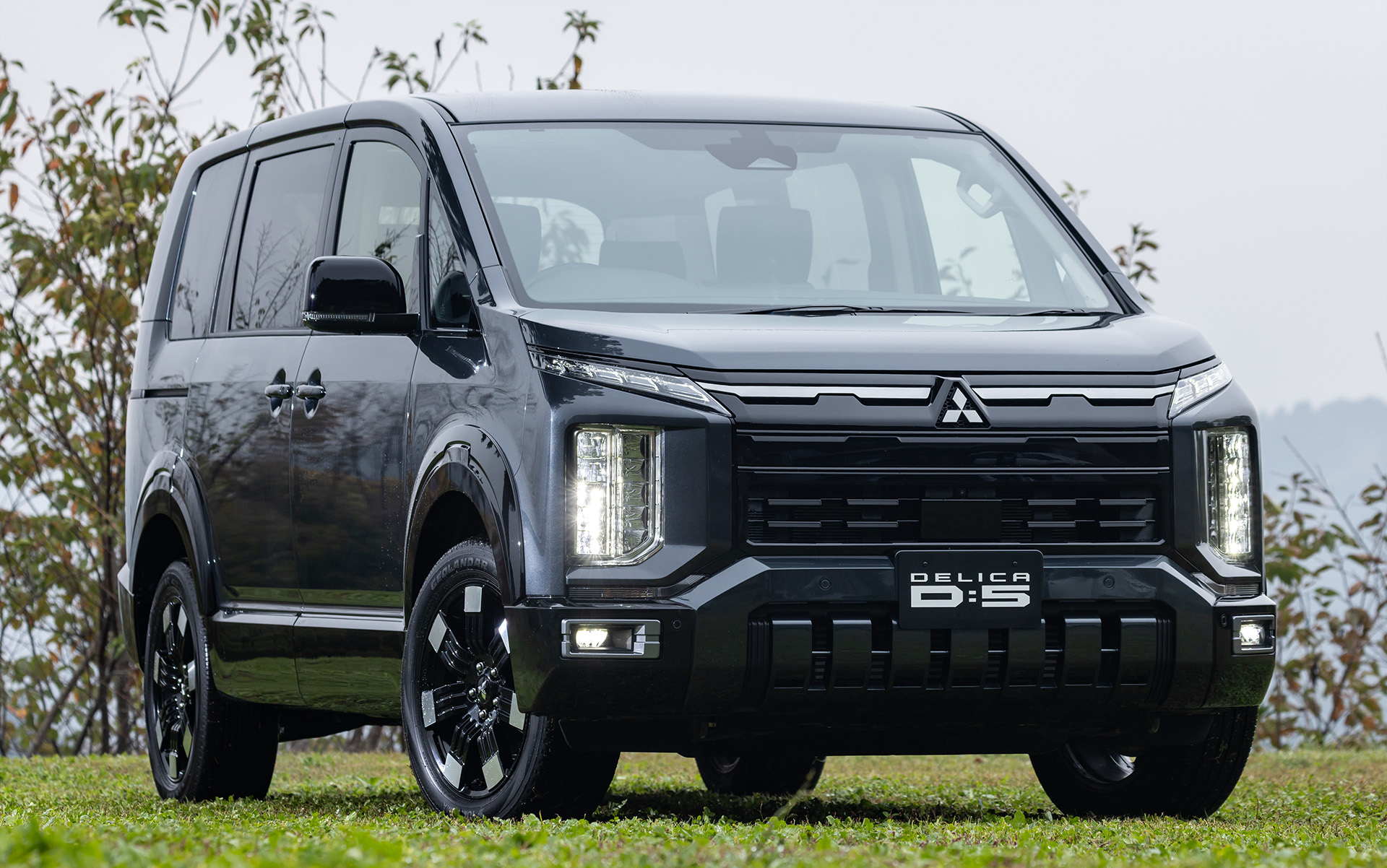 三菱自動車、独自四輪制御技術「S-AWC」搭載など大幅改良した「デリカD