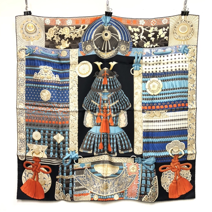 銀座本店で、エルメスのParures de Samourais 侍の鎧兜 カレ90 シルク