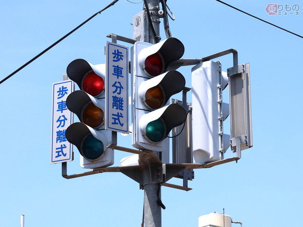 東日本で唯一!? 超レア「1本立ちの多灯信号機」なぜこの場所に？ 初見