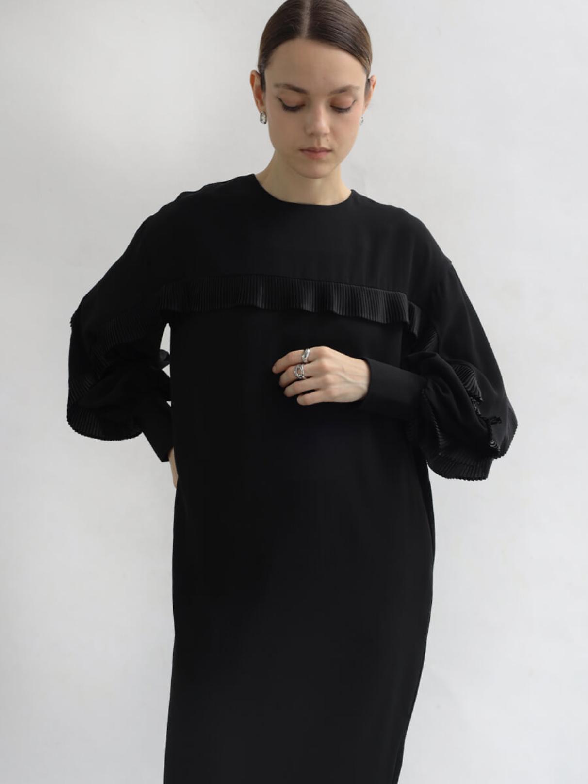 プリーツフロントフリルワンピース - Aga Black - Aga｜YAMADAYA STORE