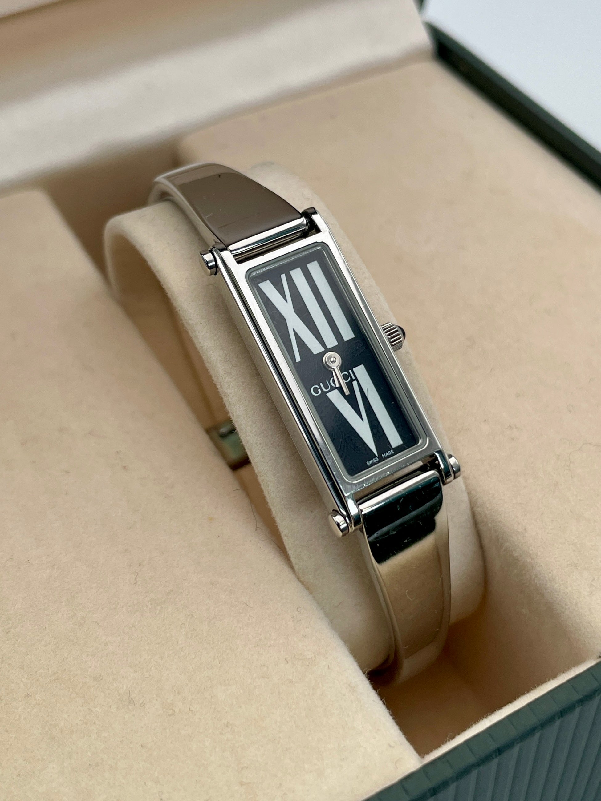 Gucci 1500L Vintage Ladies Bangle Watch with Black Dial in Steel