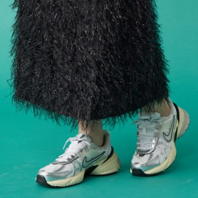 NIKE(ナイキ)のウィメンズ V2K ラン通販 | 集英社HAPPY PLUS STORE